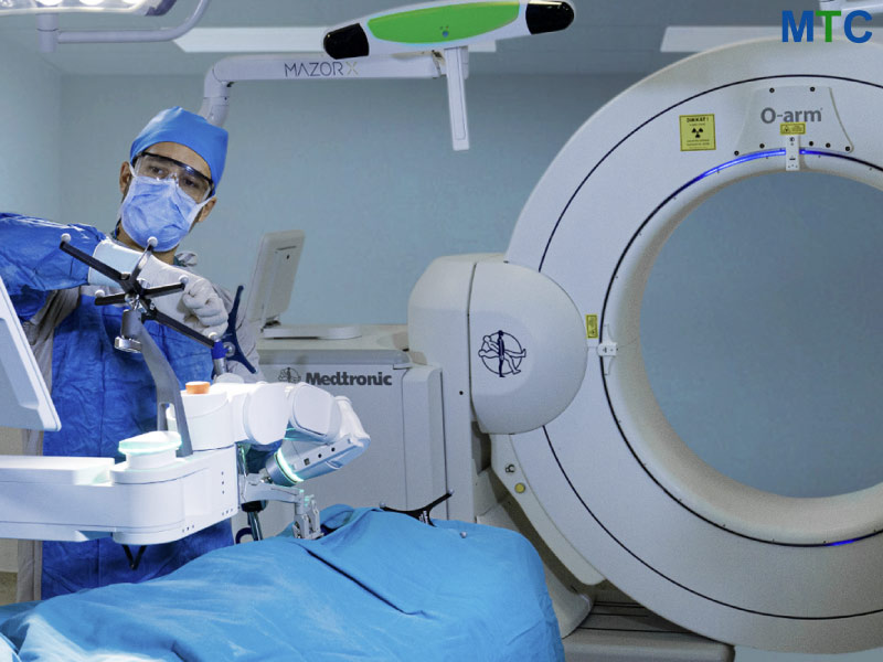 Spine surgeon in Turkey using cutting-edge technology