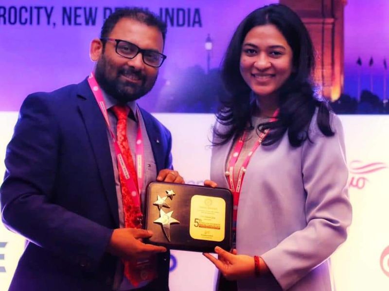 dr akansha receiving an award