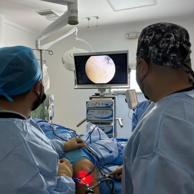 Surgeons evaluating the knee