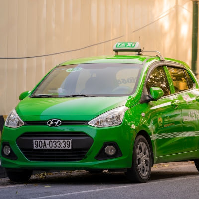 A green Grab taxi