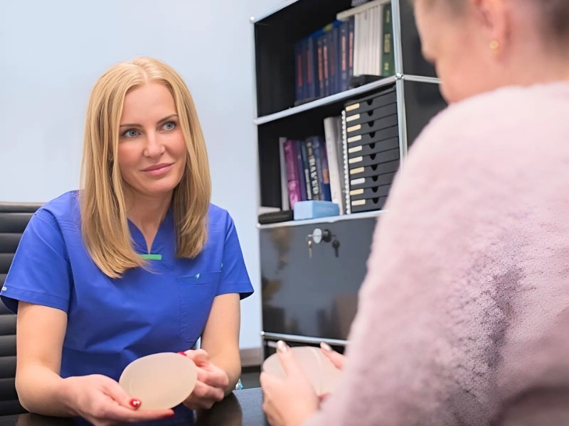 Patient Consulting with Dr. Aleksandra Łuniewska for breast implants