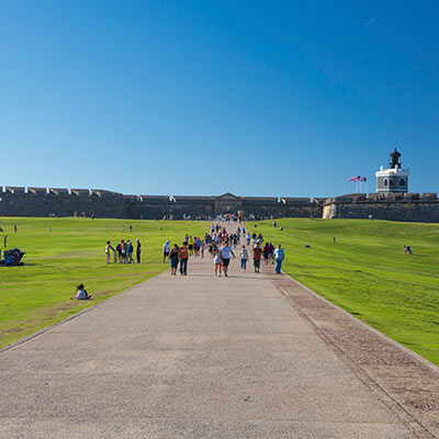 Personas en el Fuerte El Morro